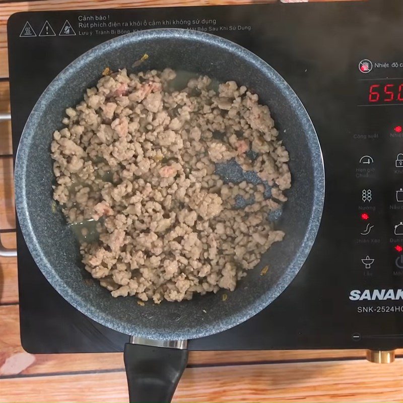 Step 5 Sauté minced meat for macaroni with pork leg and minced meat