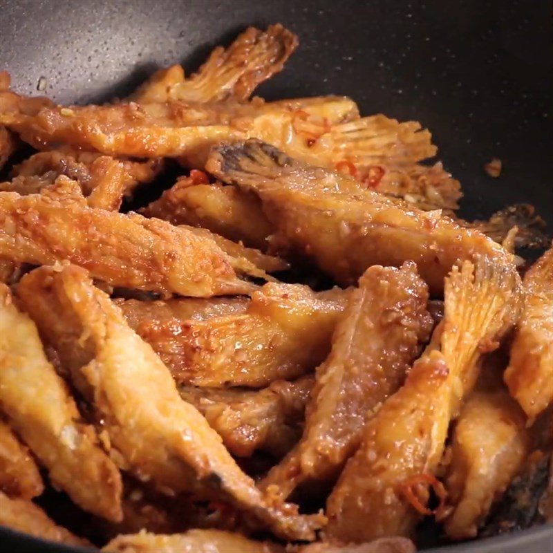 Step 4 Fried Salmon Skin with Garlic and Chili Fried Salmon Skin with Garlic and Chili