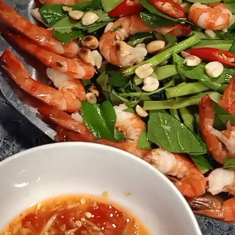 Step 6 Final product Shrimp salad with water spinach