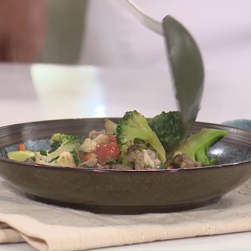Step 5 Final Product Stir-fried oyster with broccoli