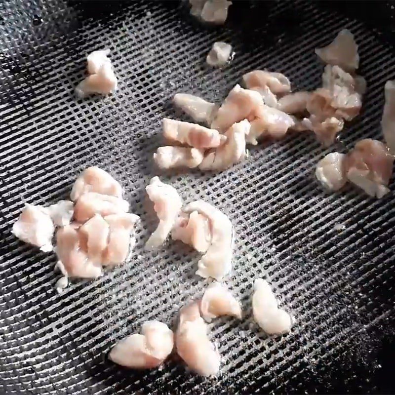 Step 5 Stir-fried vermicelli with wood ear mushrooms Steamed mackerel wrapped in rice paper