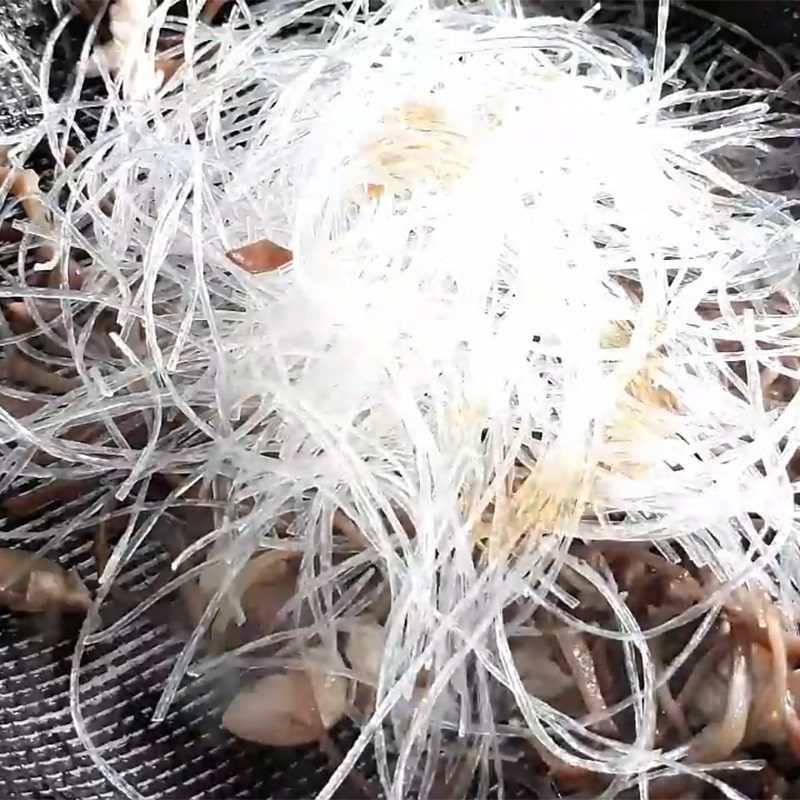 Step 5 Stir-fried vermicelli with wood ear mushrooms Steamed mackerel wrapped in rice paper