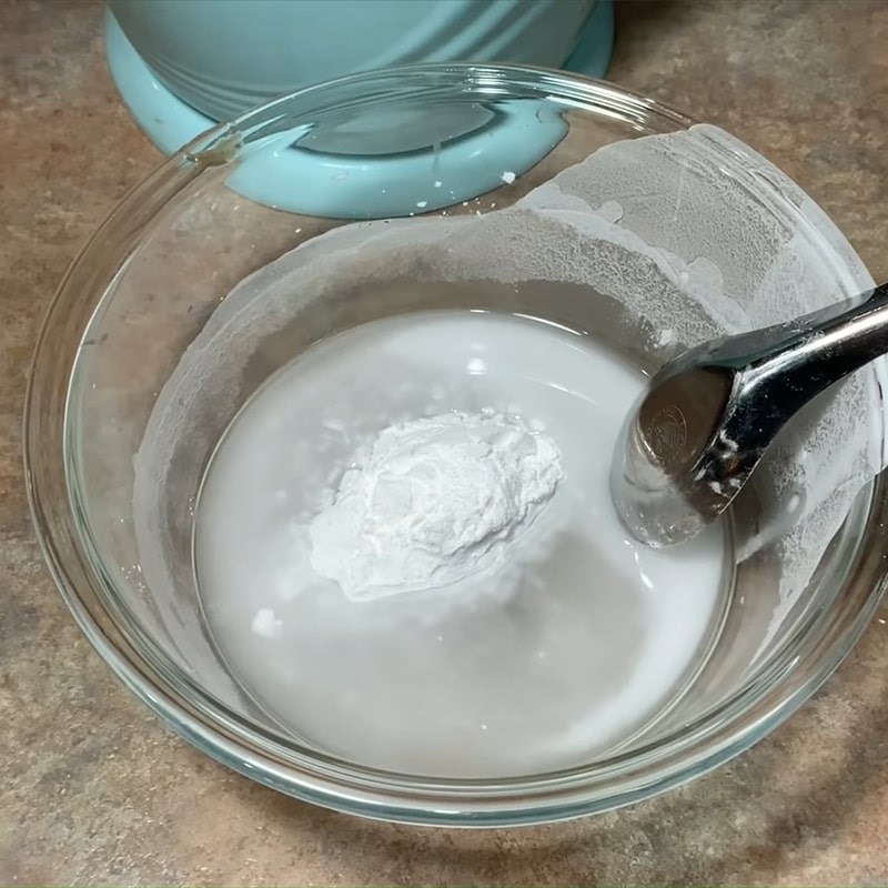 Step 4 Cook coconut milk for black bean dessert with tapioca starch