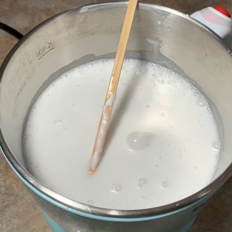 Step 4 Cook coconut milk for black bean dessert with tapioca starch
