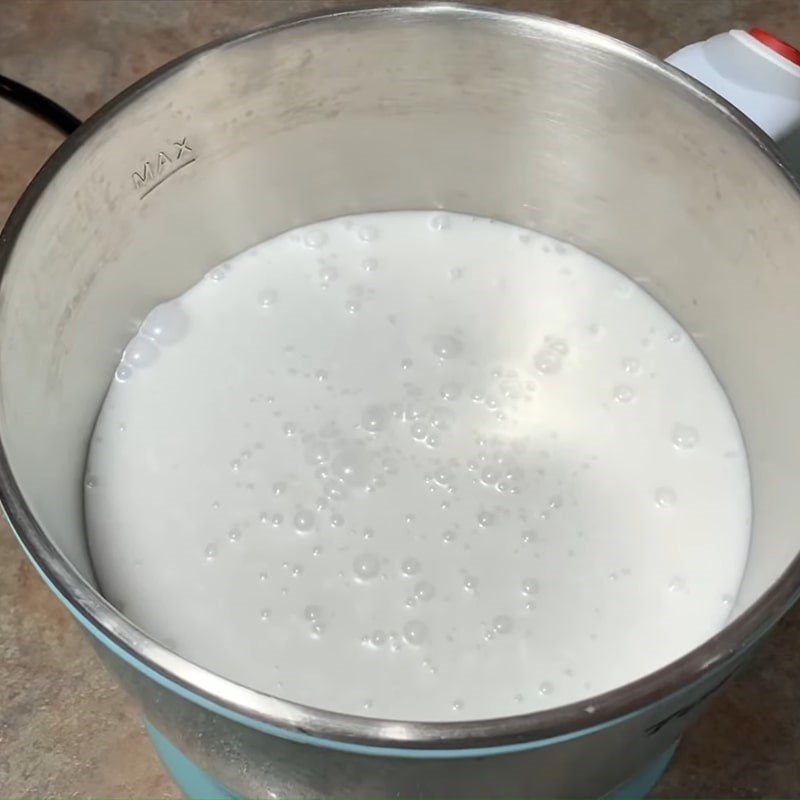 Step 4 Cook coconut milk for black bean dessert with tapioca starch