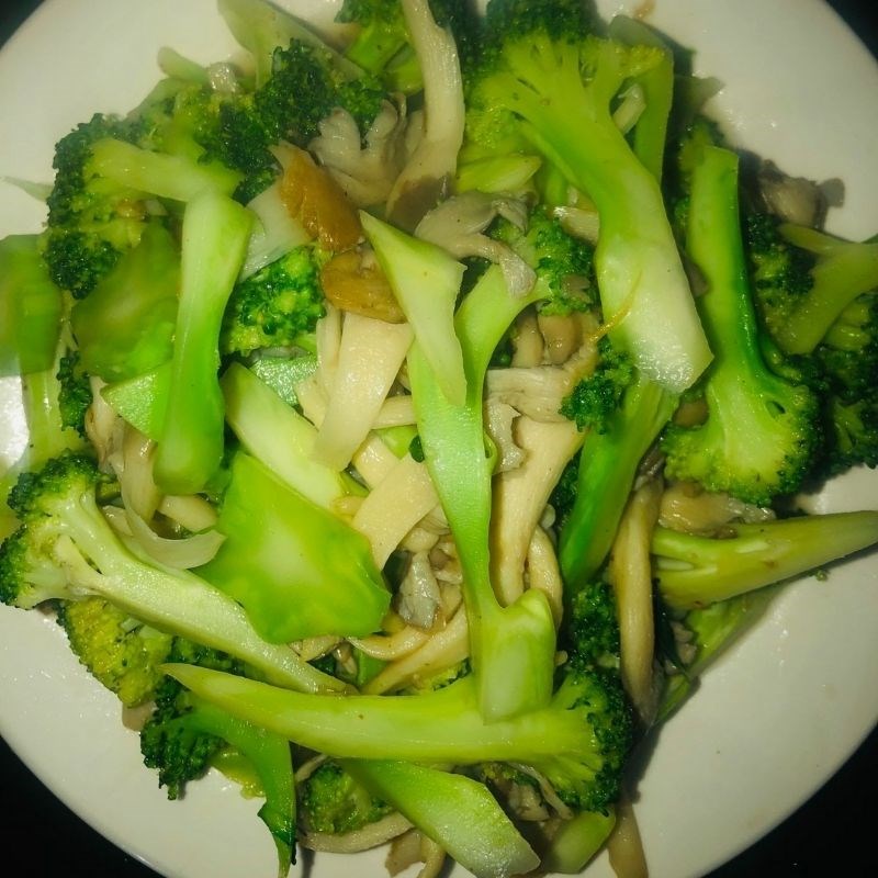 Step 4 Final Product Stir-fried Broccoli with Mushrooms