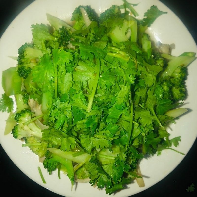 Step 4 Final Product Stir-fried Broccoli with Mushrooms