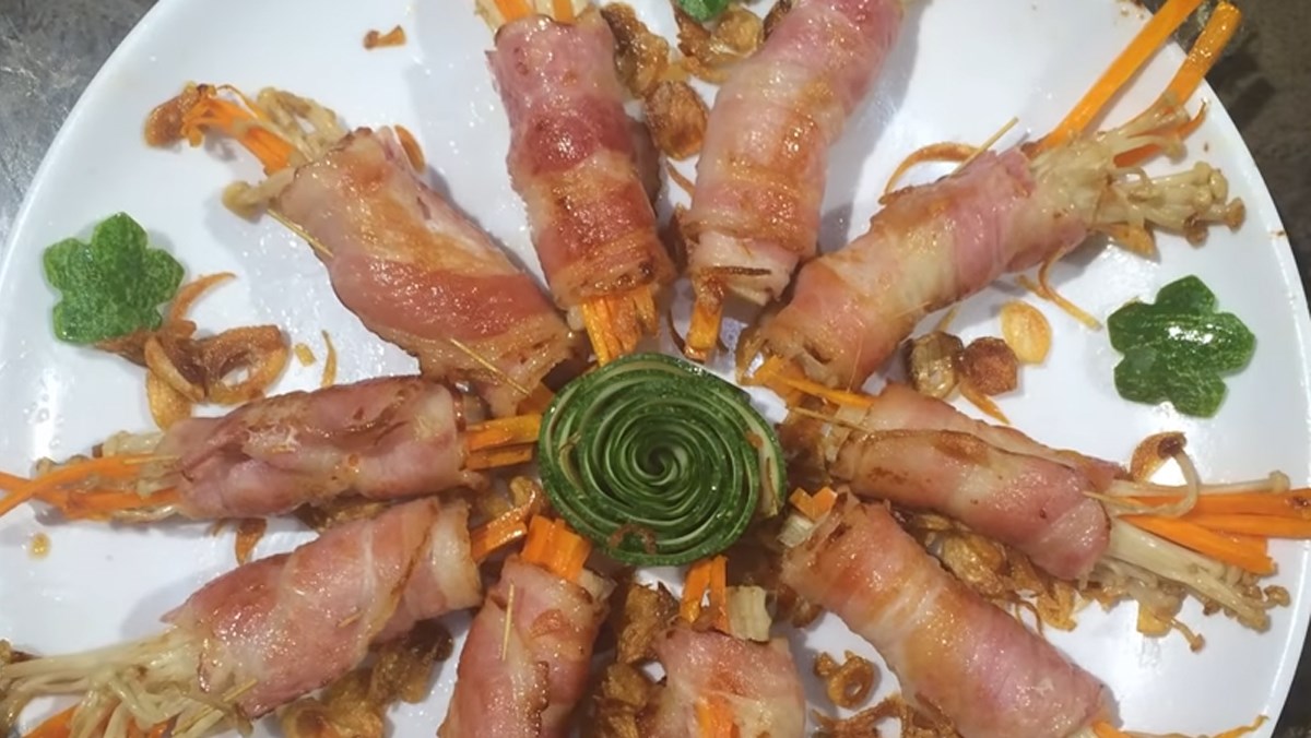 Bacon rolls with enoki mushrooms