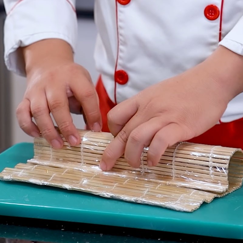 Step 3 Proceed to roll Maki sushi rice