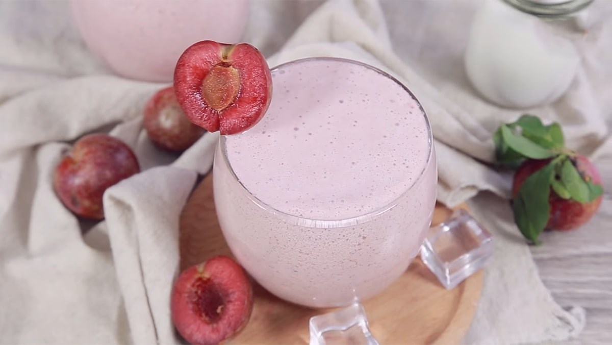 2 ways to make plum smoothies, a nourishing beverage 2 Plum smoothie