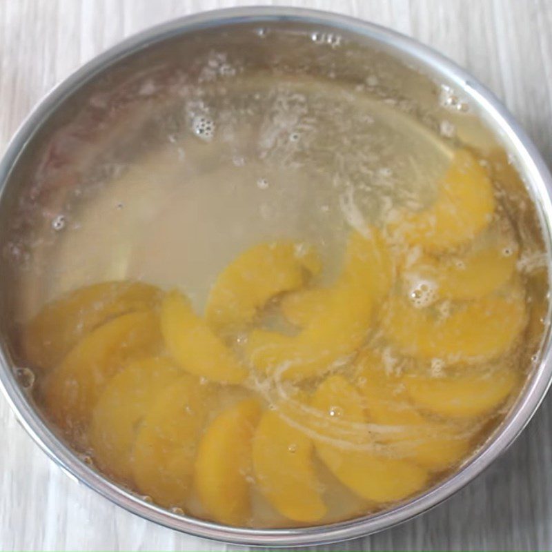 Step 2 Pour the peach jelly mold Peach milk tea jelly