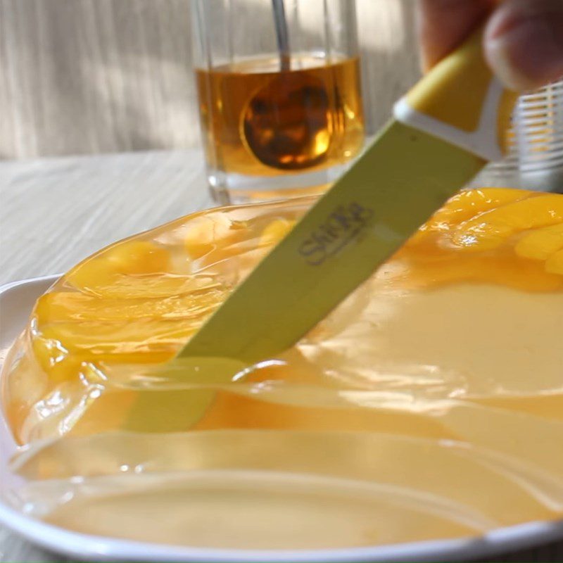 Step 3 Make the tea and cut the peach jelly Peach milk tea jelly
