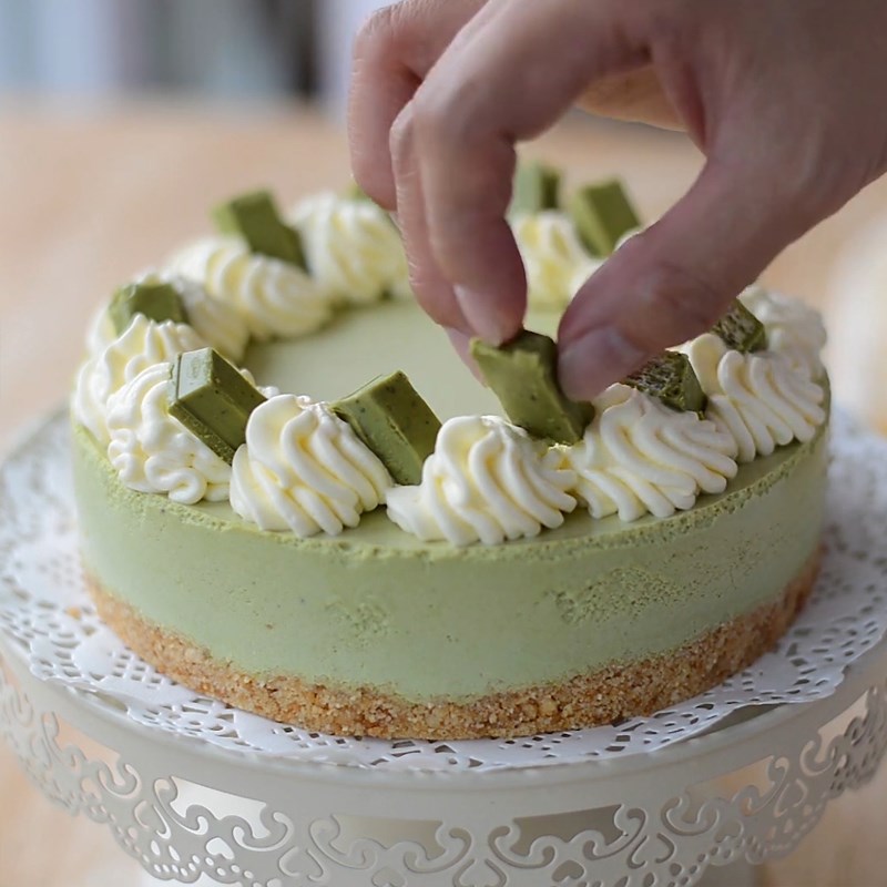 Step 6 Decorate the cake Green tea yogurt mousse