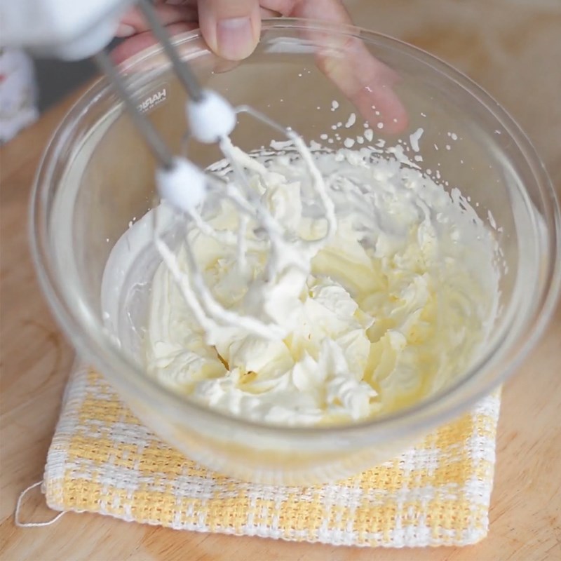 Step 6 Decorate the cake Green tea yogurt mousse