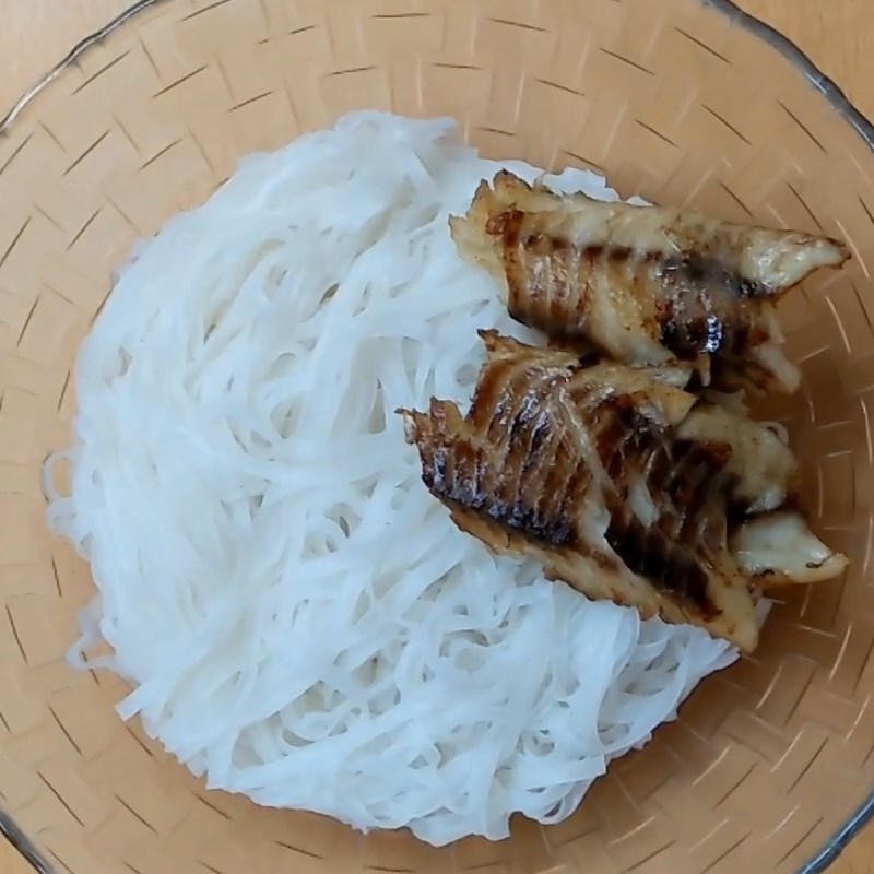 Step 4 Presentation of Quỳnh Côi Fish Soup - Thai Binh Snakehead Fish Soup