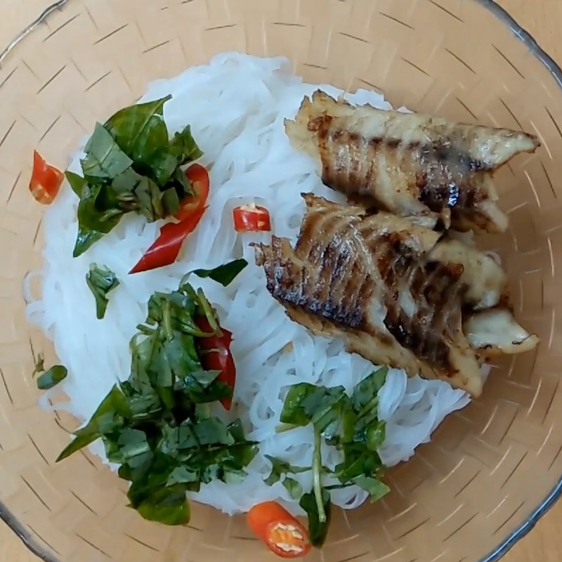 Step 4 Presentation of Quỳnh Côi Fish Soup - Thai Binh Snakehead Fish Soup