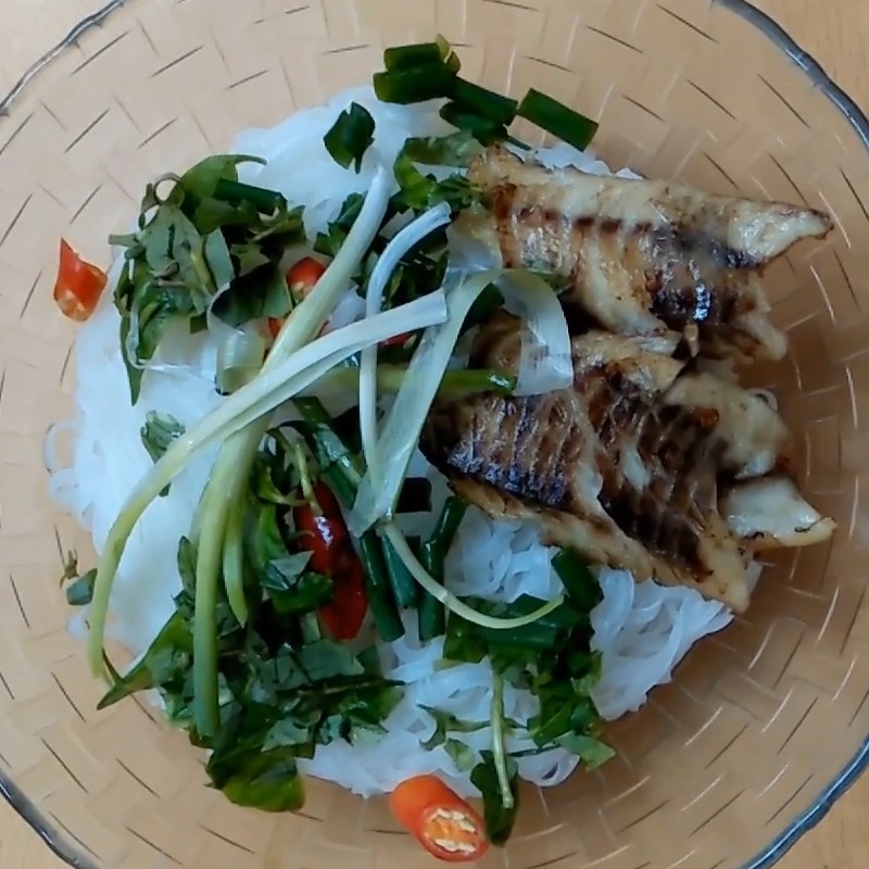Step 4 Presentation of Quỳnh Côi Fish Soup - Thai Binh Snakehead Fish Soup