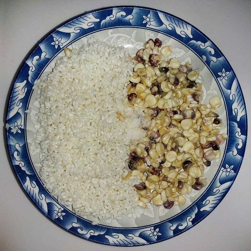 Step 2 Mix corn into sticky rice American corn sticky rice and glutinous corn