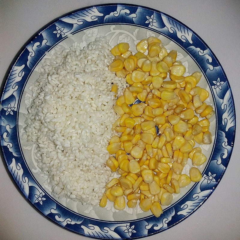 Step 2 Mix corn into sticky rice American corn sticky rice and glutinous corn