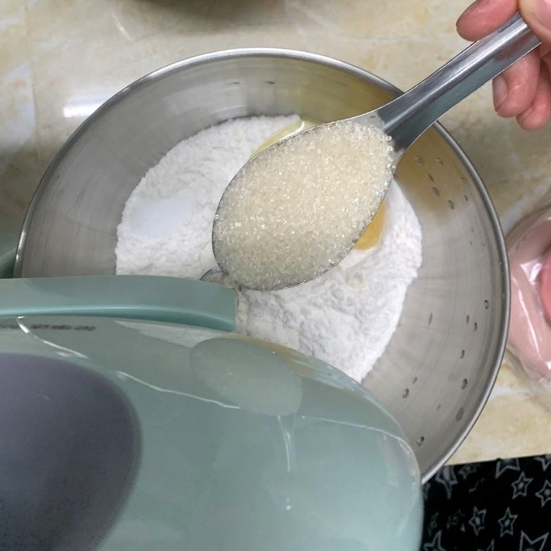 Step 2 Mix the dough for the bread roll with pork floss and egg sauce