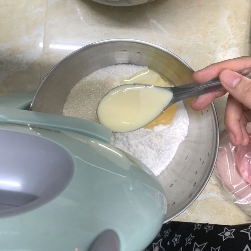 Step 2 Mix the dough for the bread roll with pork floss and egg sauce
