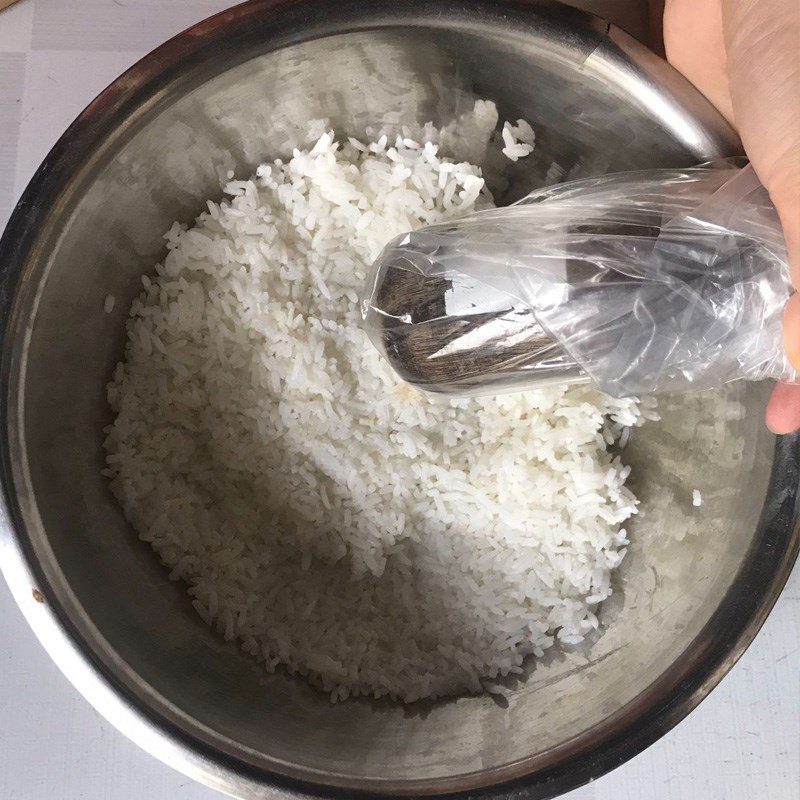 Step 2 Mixing the dough Fried dough from cold rice