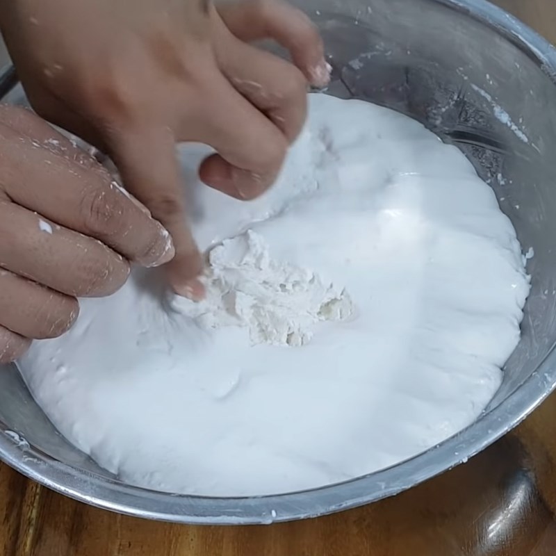 Step 1 Mix the batter for Steamed Rice Cake from Fermented Rice