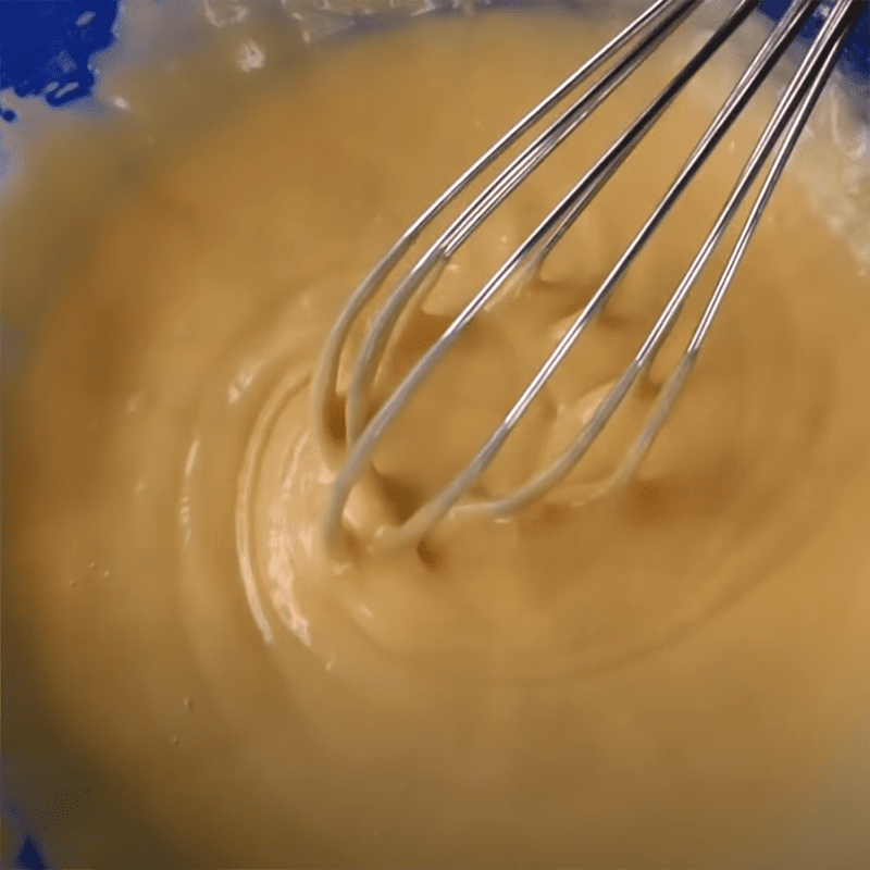 Step 2 Mix the cake flour for durian sponge cake