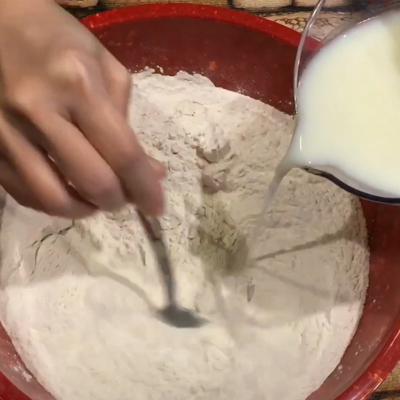 Step 4 Mix the dough for the vegetarian red bean steamed buns