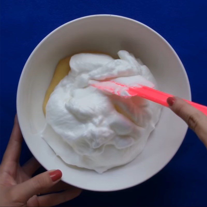 Step 4 Mix the cake batter with egg whites Durian sponge cake