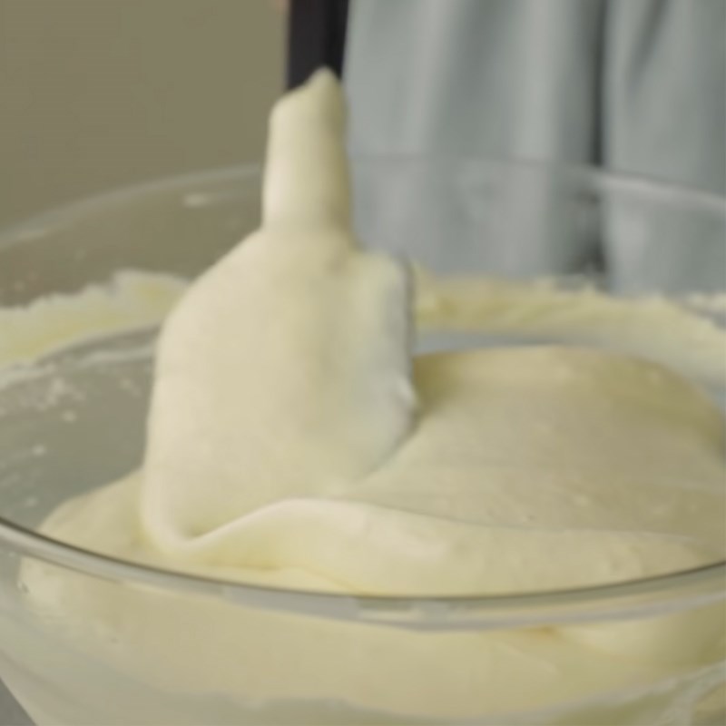 Step 5 Mix the cake batter with whole eggs for Taiwanese sponge cake using a rice cooker
