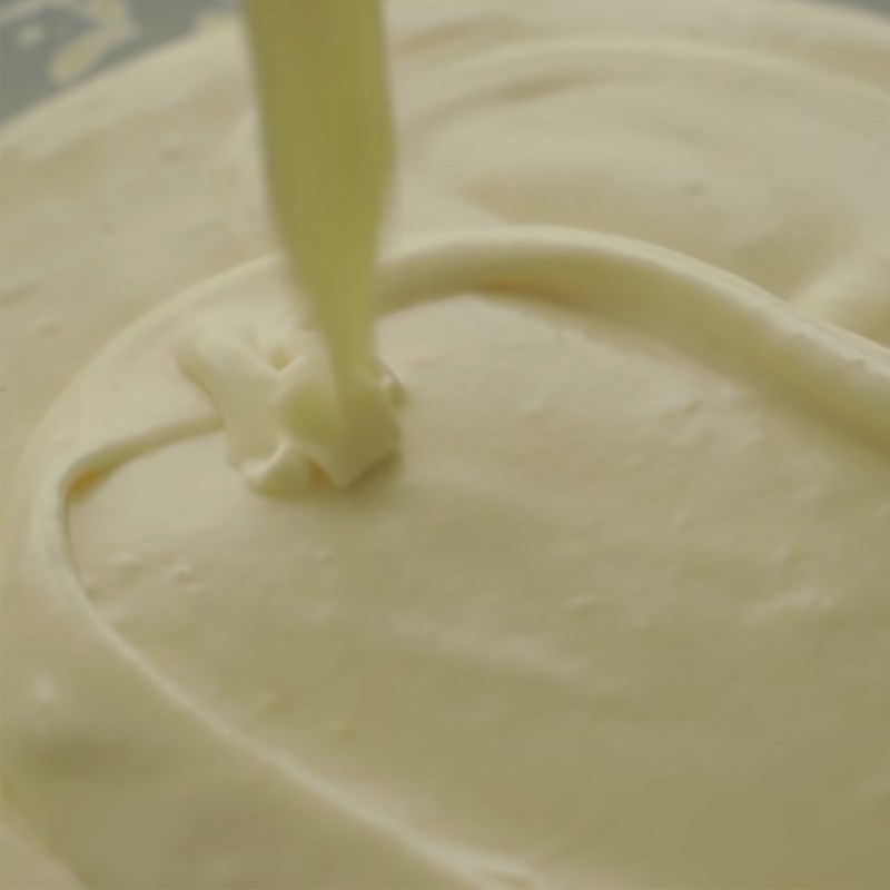 Step 5 Mix the cake batter with whole eggs for Taiwanese sponge cake using a rice cooker