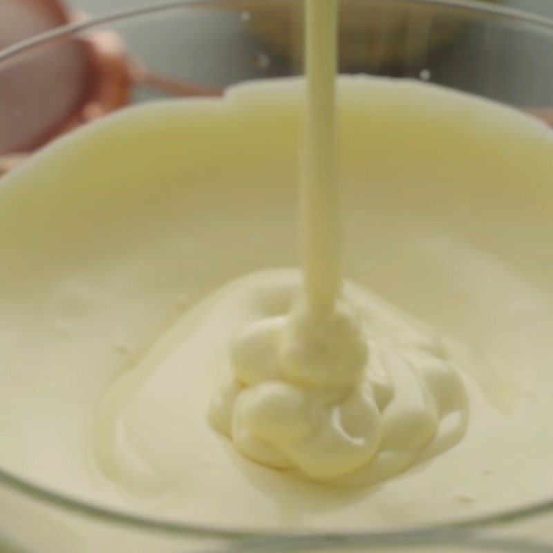 Step 4 Mix the cake batter with whole eggs for Taiwanese sponge cake using a rice cooker