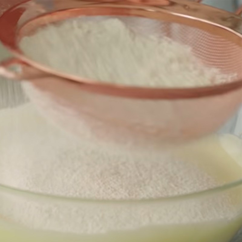 Step 4 Mix the cake batter with whole eggs for Taiwanese sponge cake using a rice cooker