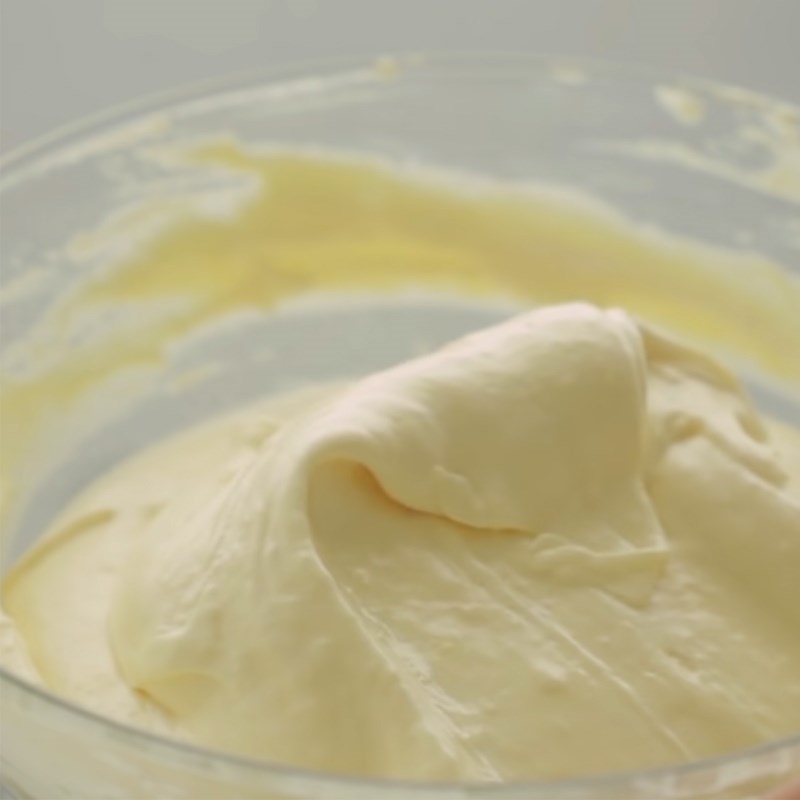 Step 4 Mix the cake batter with whole eggs for Taiwanese sponge cake using a rice cooker