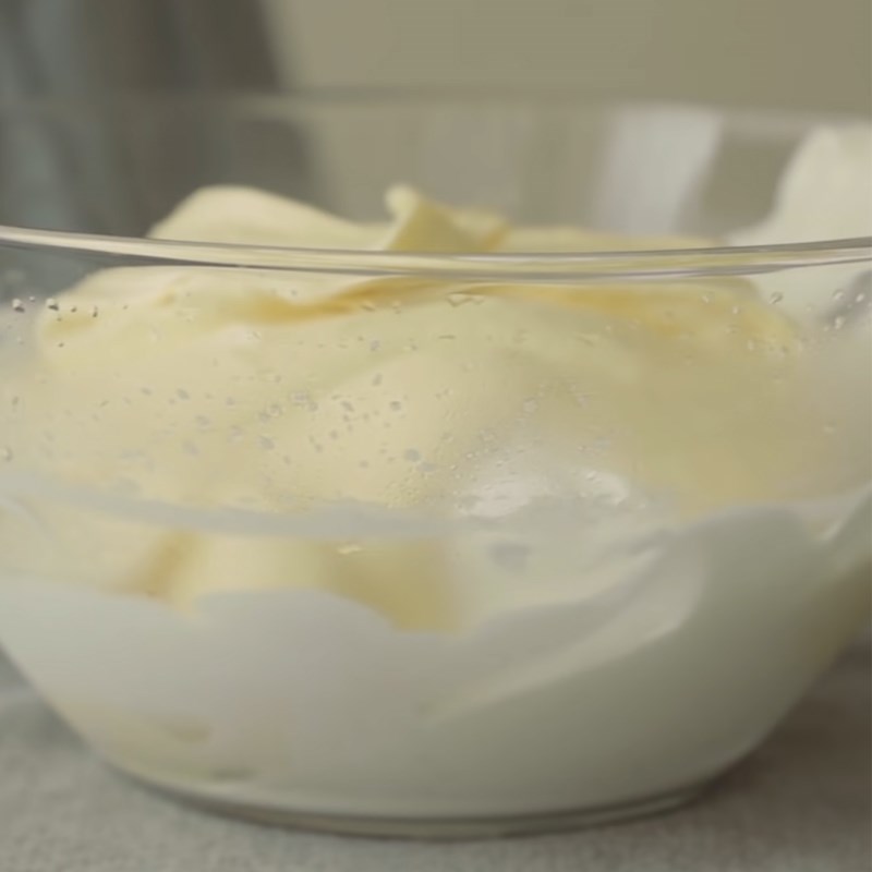 Step 5 Mix the cake batter with whole eggs for Taiwanese sponge cake using a rice cooker