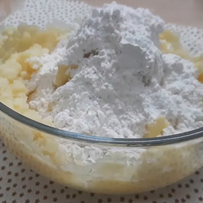 Step 2 Mix the dough for the cheese-filled potato cake