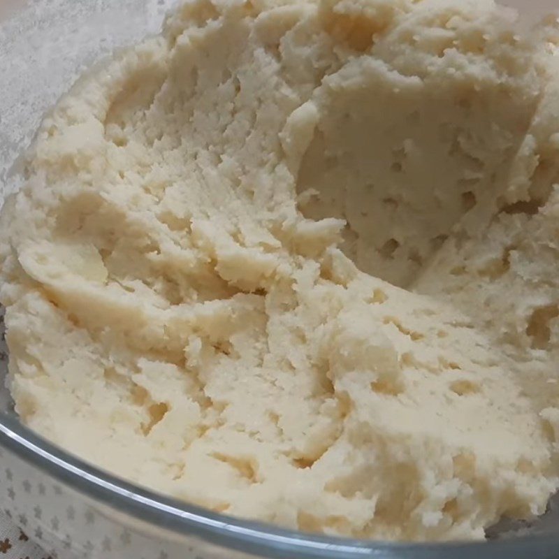 Step 2 Mix the dough for the cheese-filled potato cake