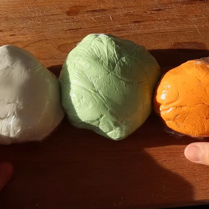 Step 4 Mixing the dough for the skin of green bean coconut cake