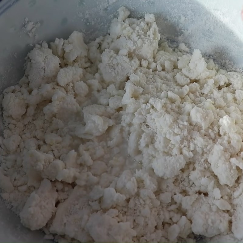 Step 4 Mixing the dough for the skin of green bean coconut cake