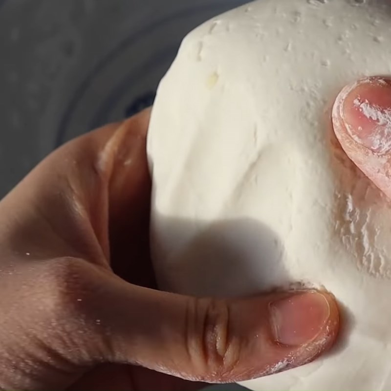 Step 4 Mixing the dough for the skin of green bean coconut cake