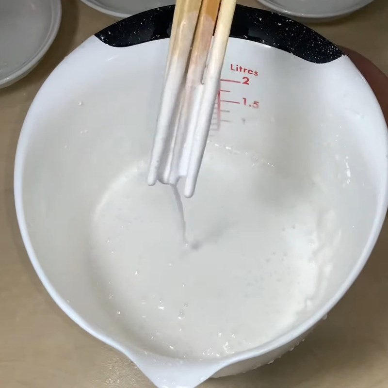 Step 2 Mix the cold flour for Hue rice cake