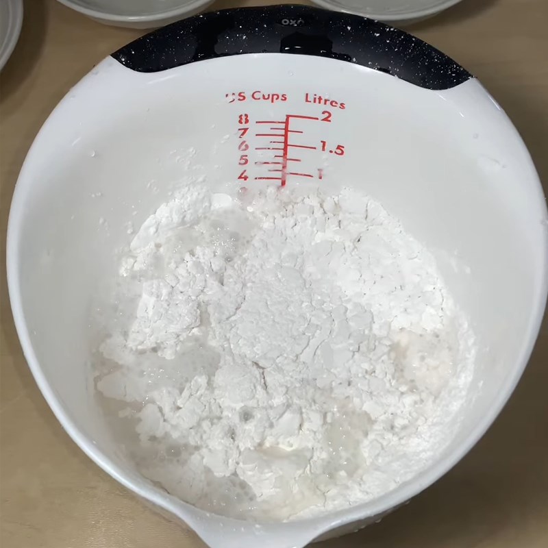 Step 2 Mix the cold flour for Hue rice cake