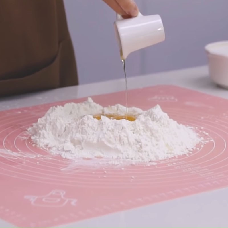 Step 2 Mixing and kneading dough for crispy chicken pasta with cream sauce