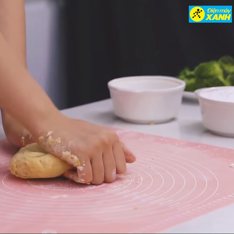 Step 2 Mixing and kneading dough for crispy chicken pasta with cream sauce