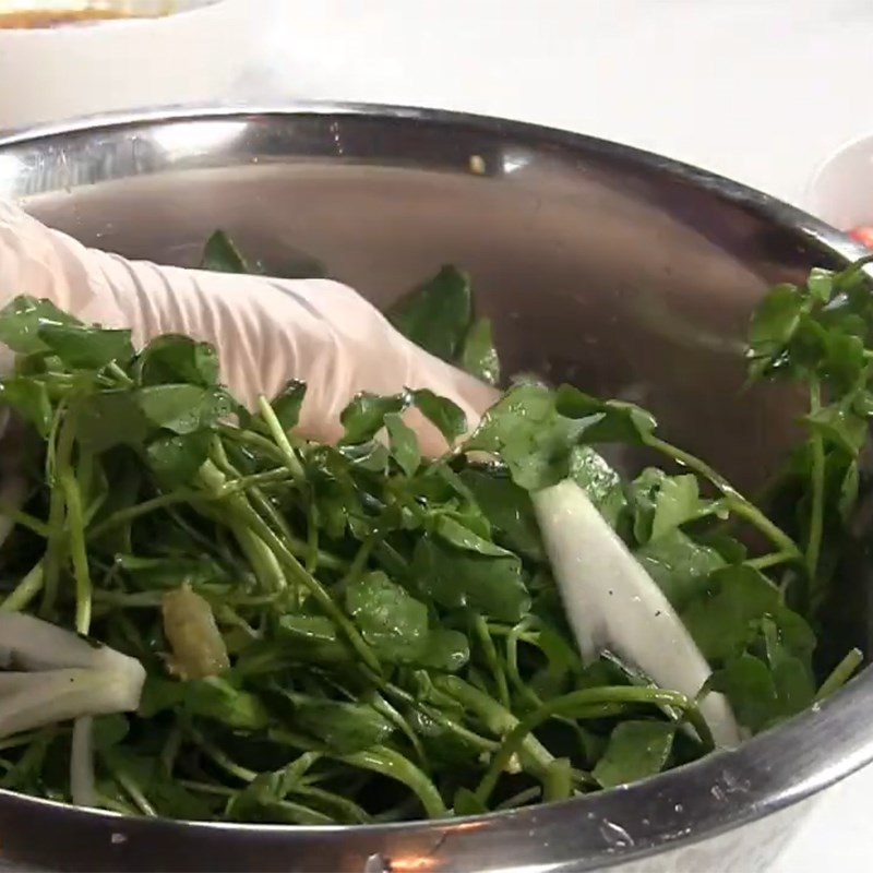 Step 5 Mix the ingredients Watercress mixed with beef