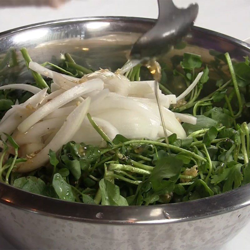 Step 5 Mix the ingredients Watercress mixed with beef