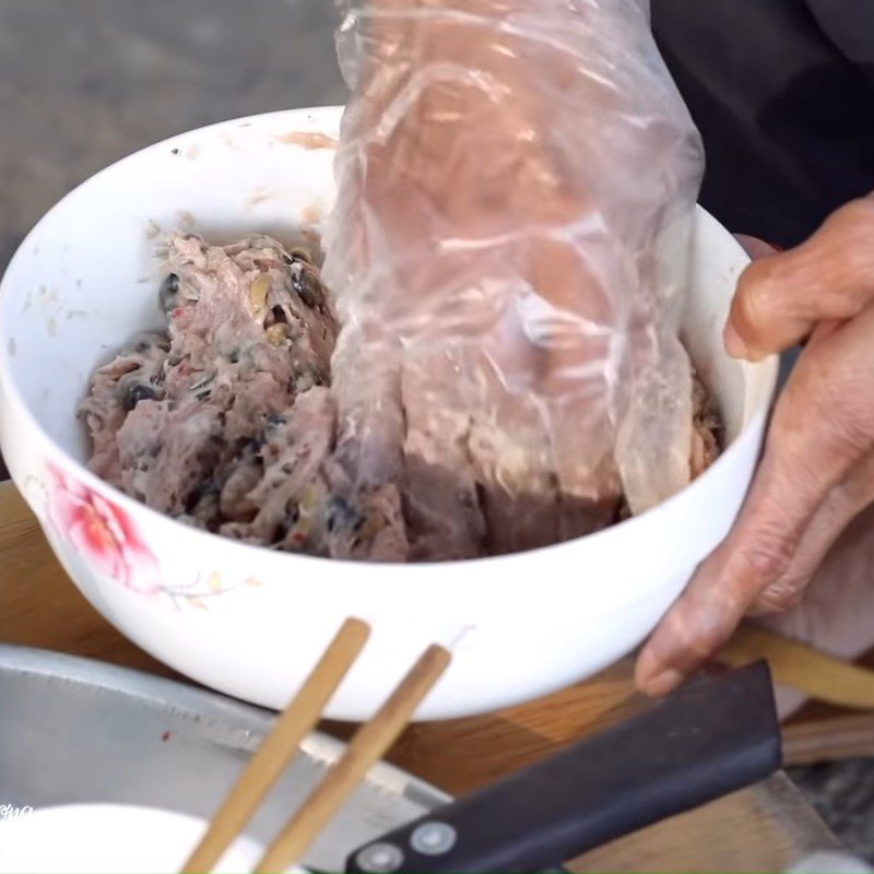 Step 3 Mixing the sausage Grilled snail sausage wrapped in banana leaves