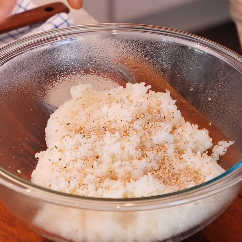 Step 4 Mixing rice Kimbap egg fried mix