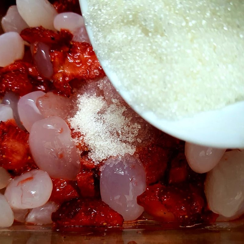 Step 2 Mix jackfruit seeds and strawberries Strawberry coated jackfruit seeds